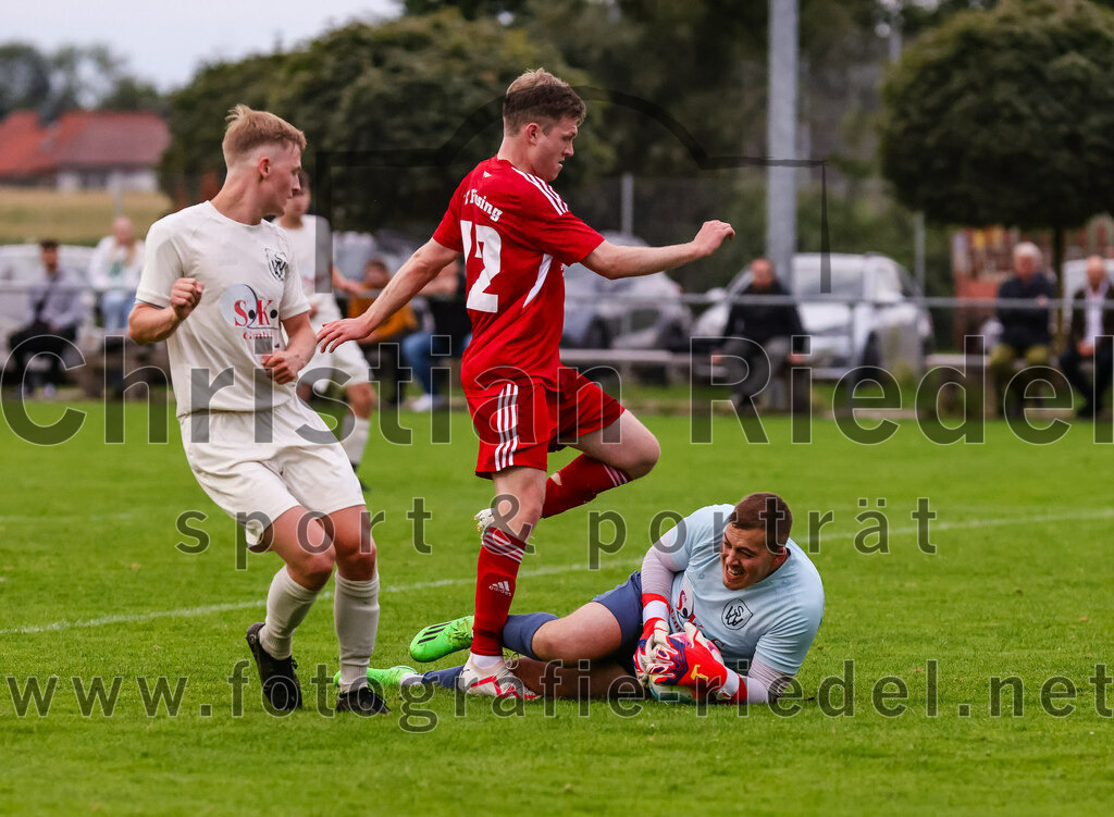 2023-08-04_088_SV_Walpertskirchen_gegen_FC_Finsing | Walpertskirchen, Deutschland, 04.08.2023:
Fußball, Kreisliga 2023 / 2024, 2. Spieltag, SV Walpertskirchen gegen FC Finsing, Endergebnis: 3:3

Marius Orthuber (SV Walpertskirchen, #6), Fabian Kövener (FC Finsing, #12), Torwart Stefan Gröppmaier (SV Walpertskirchen, #1)

Foto: Christian Riedel / fotografie-riedel.net