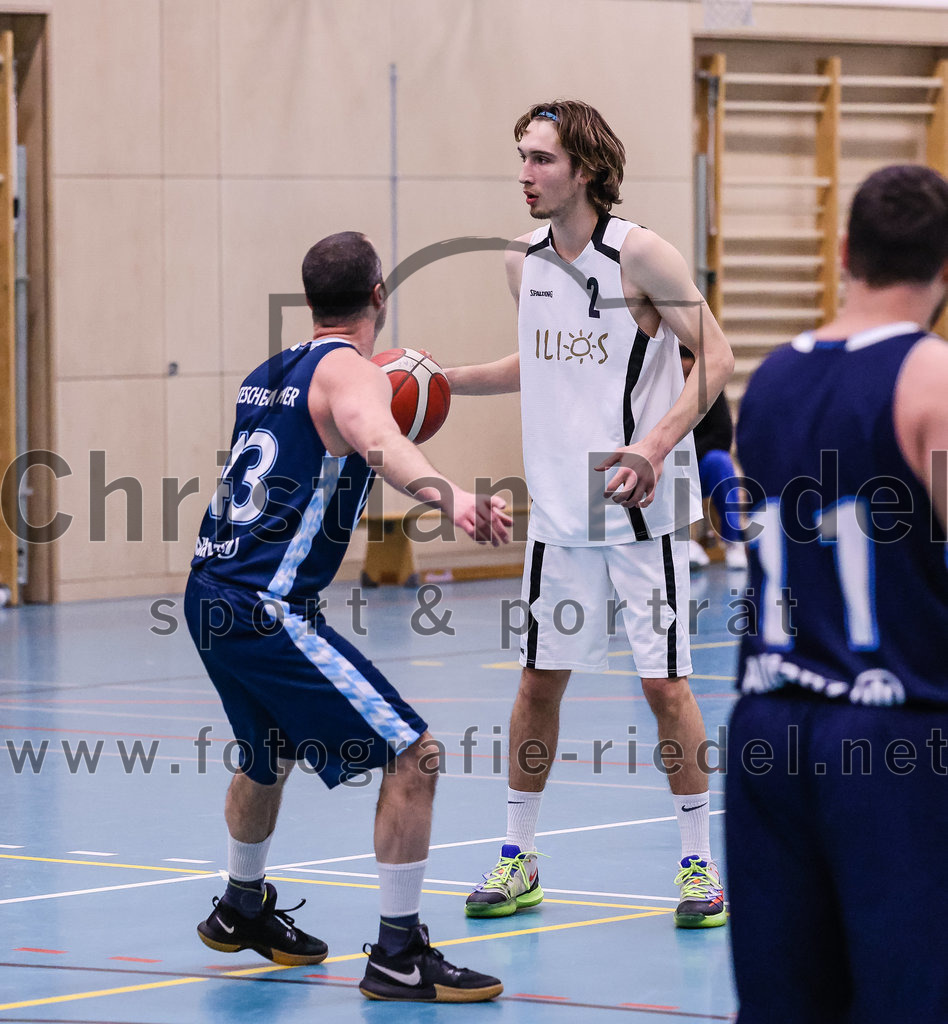 2022-04-03_087_TSV_Vaterstetten_gegen_SV_Weissblau-Allianz_Muenchen | Vaterstetten, Deutschland, 03.04.2022:
Basketball, Bezirksoberliga Herren 2021 / 2022, 14. Spieltag, TSV Vaterstetten gegen SV Weißblau-Allianz München, Endergebnis: 86:54

Maximilian Tedschemacher (SV Weißblau-Allianz München, #43), Lionel Winter (TSV Vaterstetten, #2)

Foto: Christian Riedel / fotografie-riedel.net