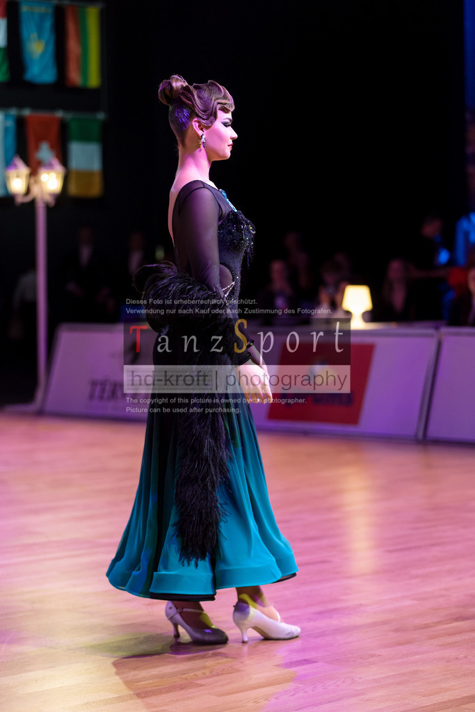 20241215_WDSF_Int_Open_Std-Riga-8892 | Tanzsportbilder, Standardtanz, Lateintanz, WDSF, DTV, LTVB, dancecomp, goc, hessen tanzt, blaues band der spree, walzer, tango, wiener walzer, slowfox, quickstepp, samba, rumba, cha-cha-cha, paso doble. jive, hd-kroft photography, turniertanzsport