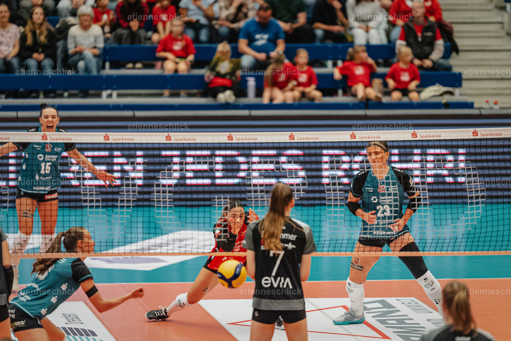 Dresdner SC - Binder Blaubären TSV Flacht, DEKRA 1. Bundesliga Frauen, Volleyball | Im Bild: Ballannahme durch Katerina Georgiadis (7, Dresdner SC)24.10.2026, Dresdner SC -  Binder Blaubären TSV Flacht, DEKRA 1. Bundesliga Frauen, Volleyball, Deutschland, Dresden, Cyberport Arena