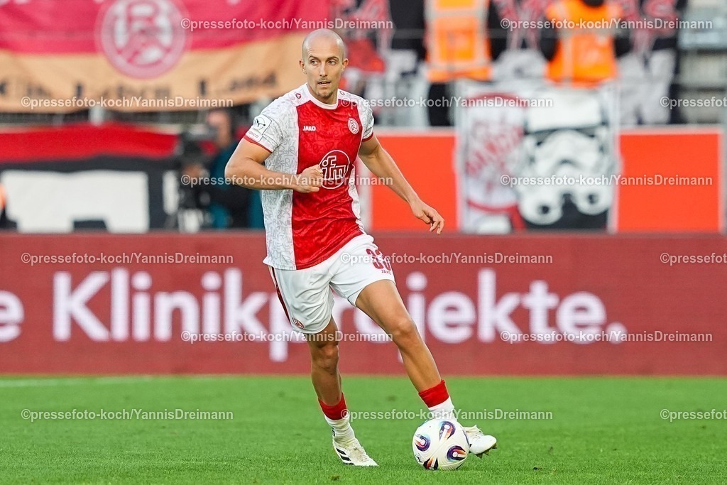xYDR01082501123 | 01.08.2025, xydrx, Fußball, 3.Liga, Rot-Weiss Essen - TSV 1860 München, Saison 2025 2026, Stadion an der Hafenstraße:  Tobias Kraulich (Rot-Weiss Essen #33)  DFB regulations prohibit any use of photographs as image sequences and or quasi-video.