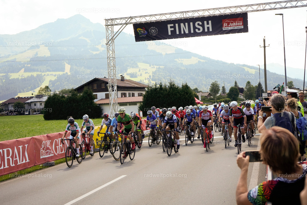 496_20230817_Bewerb_Maenner_Muehlanger | AUT - OESTERREICH, 2023-08-16: SPORT RENNRAD-FAHREN - 55. INTERNATIONALER RADWELTPOKAL IN ST. JOHANN IN TIROL  - Vintage-Radrennen mit WM-Bronze-Medaillen-Siegerin Christina Schweinberger, den Teilnehmer und Alexander Baumann (vom Orginastions-Team) - TAG 2 BEWERB MAENNER IN SECHS GRUPPEN  ; Foto: Roland Muehlanger