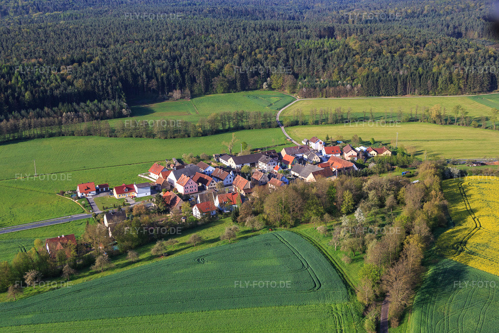 Luftbild: Ortsansicht von Norden im Ortsteil Zettmannsdorf in Schönbrunn im Bundesland Bayern in Deutschland. Foto: IMG_087819.jpg vom 05.05.2016 durch Werner Riehm/FLY-FOTO.de