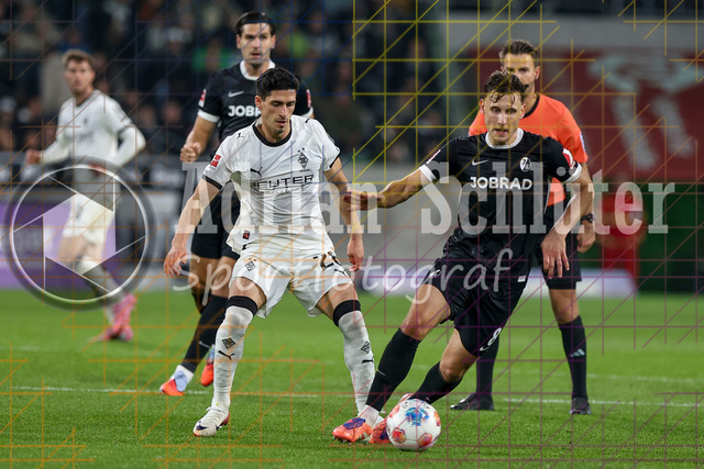 Borussia Mönchengladbach vs SC Freiburg - Bundesliga  | Mönchengladbach, Deutschland, 05.10.25:   Grant-Leon Ranos (Borussia Mönchengladbach) und Maximilian Eggestein (SC Freiburg) im Kampf um den Ball waehrend des Spiels der Bundesliga zwischen Borussia Mönchengladbach vs SC Freiburg im Stadion im Borussia Park(Foto von Brauer-Fotoagentur / Adrian Schlueter)