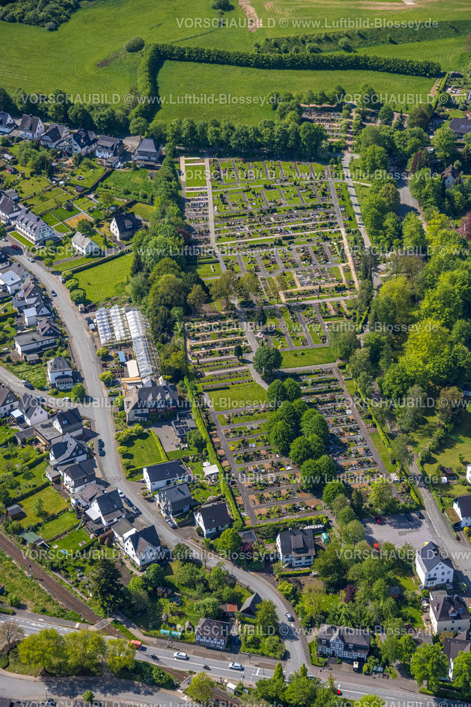 Olsberg240503176 | Luftbild, Friedhof Bigge Gräberfeld, Wohngebiet Talstraße, Bigge, Olsberg, Sauerland, Nordrhein-Westfalen, Deutschland