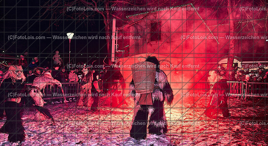 ALP9630_Wieselburger ADVENT_Wintersonnenwende_Perchtenlauf | (C)FotoLois.com, Alois Spandl, Wieselburger Advent, Wintersonnenwendfeier mit Umzug durch die Stadt, Sonnenwendfeuer und Perchtenlauf mit Show im Schlosspark, Mitwirkung der Partnergemeinde EINBECK, Sa 17. Dezmber 2022.