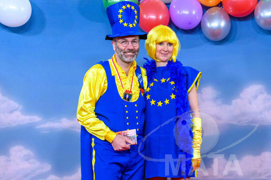 _DWA1484 | Fraktionsvorsitzende der Europaeischen Volkspartei (EVP) im Europaeischen Parlament, Manfred Weber mit seiner Gattin Andrea bei der TV-Sendung Fastnacht in Franken 2024. Veitshöchheim, 02.02.2024 Bayern Deutschland - Realisiert mit Pictrs.com