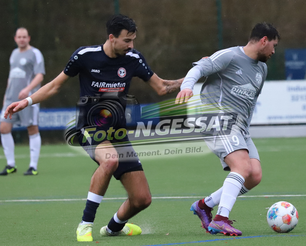 SV Enger-Westerenger - VfL Holsen | Auf dem Bild zu sehen: Grau SV Enger-Westerenger: Taha Baroude ; Schwarz VfL Holsen: Niklas Jaschke SC Bünde, VfL Holsen, Saison 25/26, Kreisliga A, Deutschland - Realisiert mit Pictrs.com