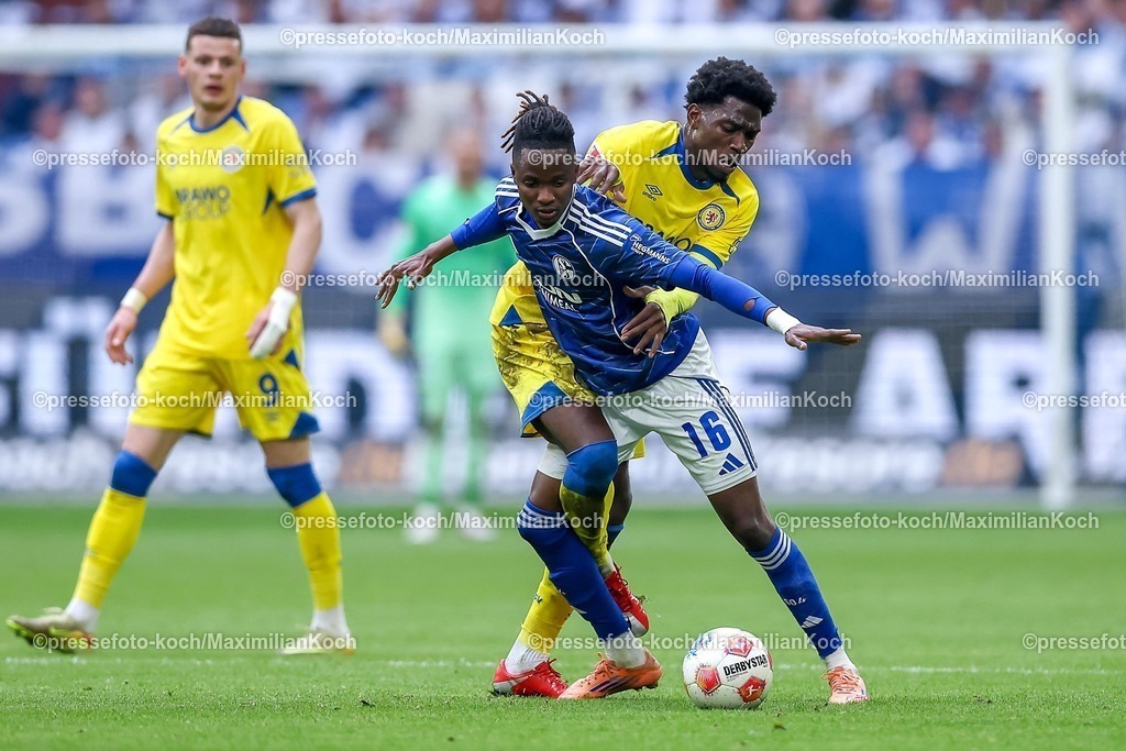 S0417052601036 | 17.05.2026, Fußball, FC Schalke 04 - Eintracht Braunschweig, 34. Spieltag, 2. Fußball Bundesliga, Veltins-Arena Gelsenkirchen, Saison 2025 2026: Mehmet Aydin (Braunschweig #10) im Zweikampf gegen  Moussa Ndiaye&nbsp;(Schalke04 #16)  DFB regulations prohibit any use of photographs as image sequences and or quasi-video.