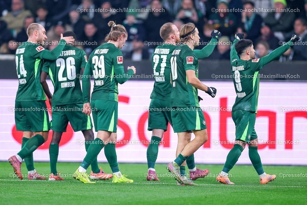 BMG13122502129 | 13.12.2025, Fußball, Borussia Mönchengladbach - VfL Wolfsburg, 1. Fußball Bundesliga, 14.Spieltag, Borussia-Park, Saison 2025 2026: Christian Eriksen&nbsp;(VfL Wolfsburg #24) Sael Kumbedi&nbsp;(VfL Wolfsburg #26) Patrick Wimmer&nbsp;(VfL Wolfsburg #39) Maximilian Arnold&nbsp;(VfL Wolfsburg #27) Lovro Majer&nbsp;(VfL Wolfsburg #10) Mohamed Amoura&nbsp;(VfL Wolfsburg #09) jubelnd  DFB regulations prohibit any use of photographs as image sequences and or quasi-video.