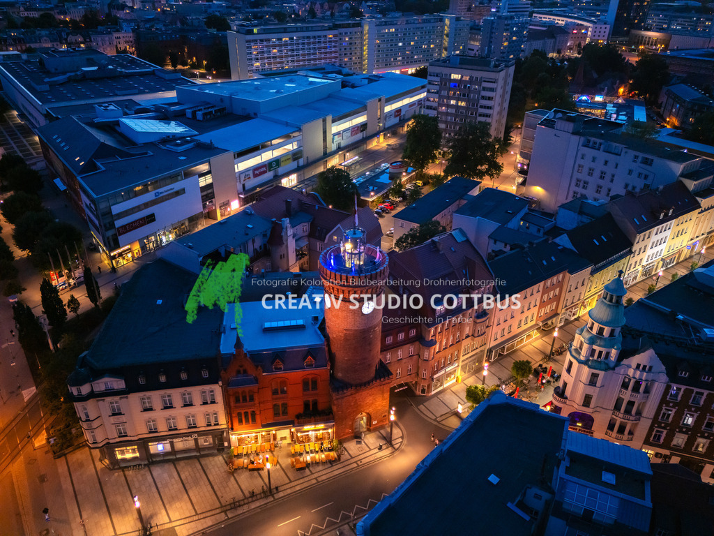 Spremberger Turm in Cottbus bei Nacht | Sonderausstellung mit Lichtskulpturen - Realisiert mit Pictrs.com