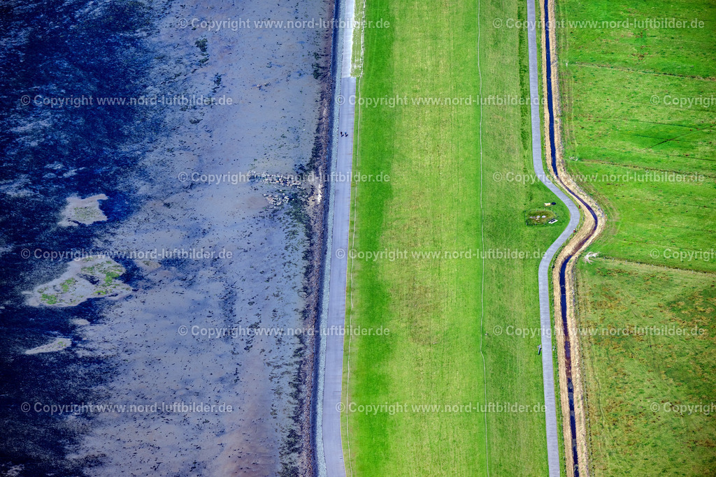 Sylt_Morsum_Grabhügel_Riesenbetten_74_75_ELS_5179130825 | SYLT 13.08.2025 Archäologische Grabhügel " Riesenbetten " vor und hinter dem Deich an der Koogstraße in Sylt Nordsee - Insel im Bundesland Schleswig-Holstein, Deutschland. // Archaeological burial mounds "Giant Beds" in front of and behind the dike at Koogstrasse in Sylt, North Sea island in the federal state of Schleswig-Holstein, Germany. Foto: Martin Elsen