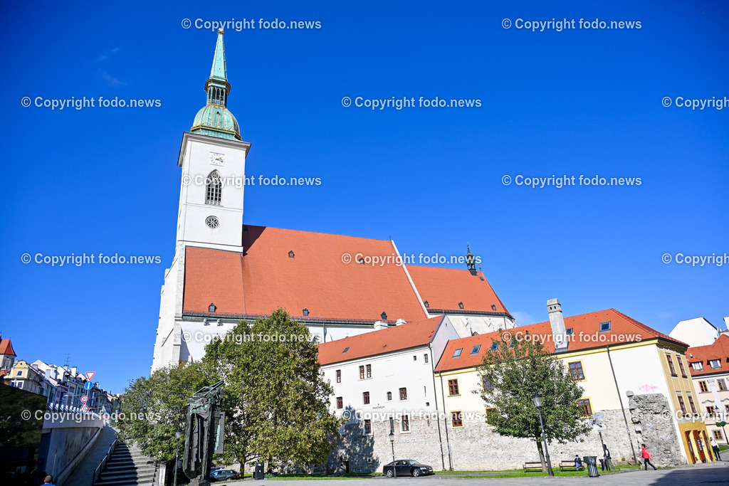 Slowakei_ Bratislavsky kraj_ Bratislava_ 08.10.2024-86 | 08.10.2024, Slowakei, SVK, Bratislavsky kraj, Bratislava, im Bild Bratislava, Stadtansichten, Gebauede, Sehenswurdigkeiten, Tourismus, Touristen, Cafe, Denkmal, Strasse, Donau, Bruecke, Schiff, Burg, Hrad, Ufo, Restaurant, Souvenier, Menschen, Bahnhof, Zug, Hauptstadt