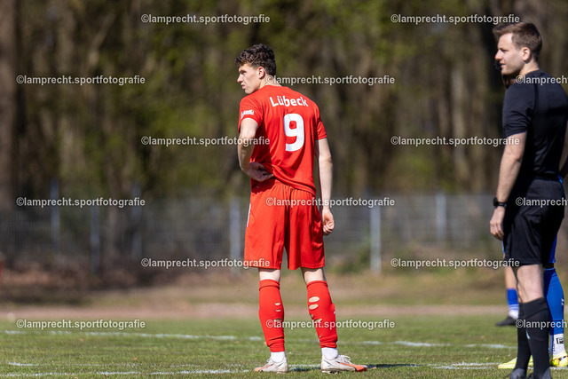 Fußball I Junioren I Saison 2025-2026 I DFB-Nachwuchsliga I 8. Spieltag I JFV Lübeck - 1. FC Magdeburg 13 | Lennard Bruno Luth (9, JFV Lübeck) - Realisiert mit Pictrs.com