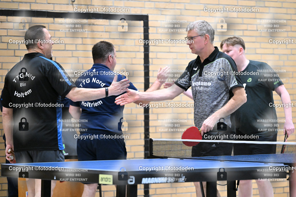 DSC_9242 | Thomas Bienert / TTG Nord Holtriem II (links voren) Sascha Sadtler / TTG Nord Holtriem II (links hinten) Kristof Putze / TV Friedeburg II (rechts hinten) Jürgen Jürgens / TV Friedeburg II (rechts vorne )  