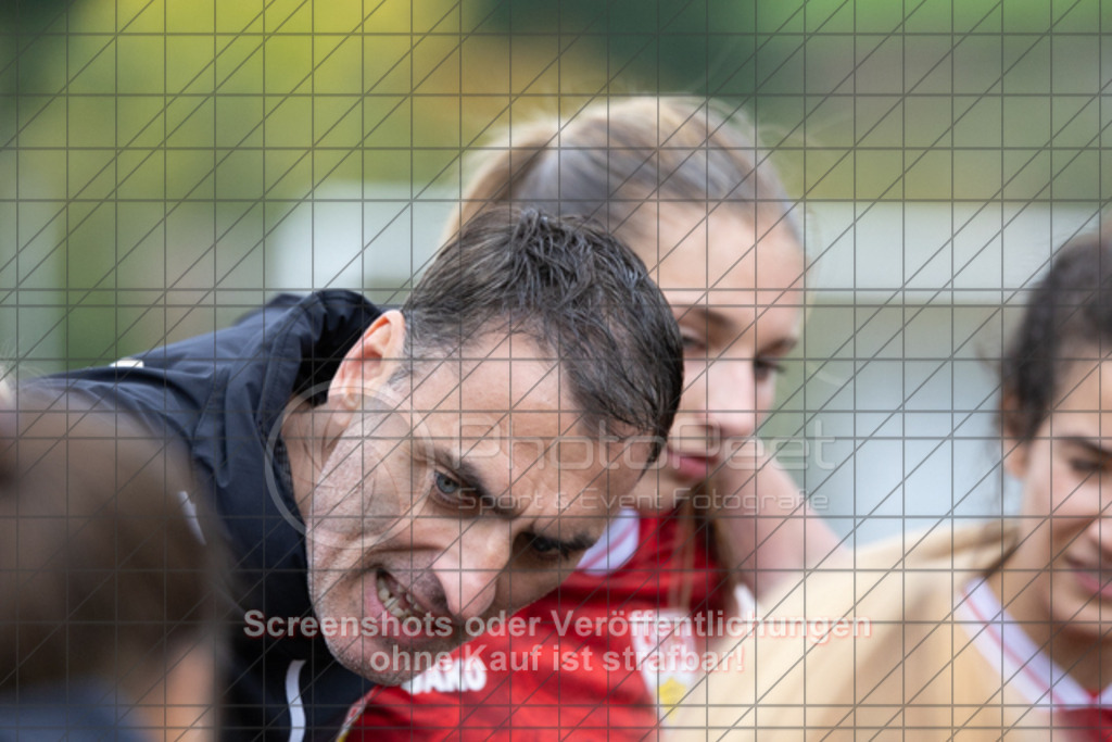 20251012_145847_1510 | #,1.FC Donzdorf (schwarz) vs. VfB Stuttgart II (rot), Fussball, Frauen-Verbandsliga Württemberg, 05. Spieltag, Saison 2025/2026, Rasenplatz Lautertal Stadion, Süßener Straße 16, 73072 Donzdorf, 12.10.2025 - 13:00 Uhr,Foto: PhotoPeet-Sportfotografie/Peter Harich