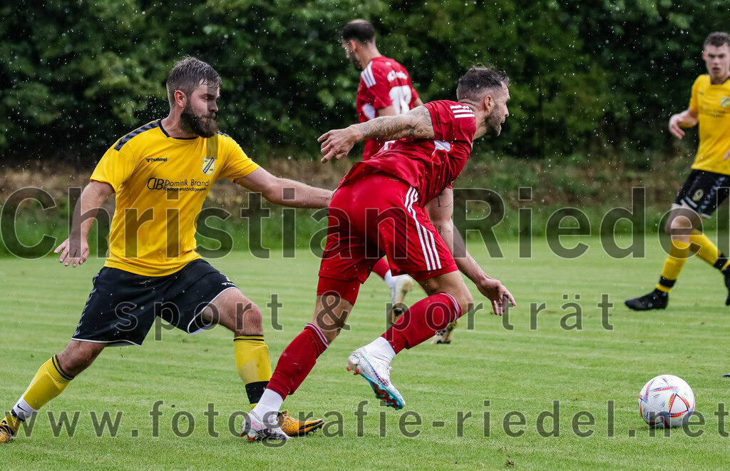 2023-07-29_053_FC_Finsing_gegen_SC_Kirchasch | Finsing, Deutschland, 29.07.2023:
Fußball, Kreisliga 2023 / 2024, 1. Spieltag, FC Finsing gegen SC Kirchasch, Endergebnis: 0:2

Igor Thomas (SC Kirchasch, #7), Markus Rickhoff (FC Finsing, #7)

Foto: Christian Riedel / fotografie-riedel.net
