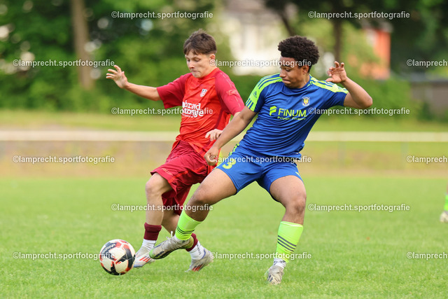 Fußball I Junioren I Kreispokal Lübeck I Finale I JSG Concordia Lübeck - TSV Siems I 09.06.2025.280 | v.l. Leon Möller (10, TSV Siems), Elias Menye (3, JSG Concordia Lübeck) - Realisiert mit Pictrs.com
