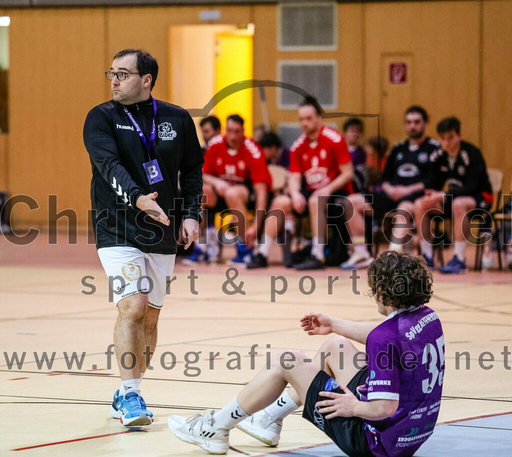 2024-01-27_056_SpVgg_Altenerding_gegen_TV_Altoetting | Erding, Deutschland, 27.01.2024:
Handball, Bezirksoberliga Männer 2023 / 2024, 13. Spieltag, SpVgg Altenerding gegen TV Altötting, Endergebnis: 30:28

Trainer Simon Klawe (SpVgg Altenerding), Jakob Köhler (SpVgg Altenerding, #35)

Foto: Christian Riedel / fotografie-riedel.net