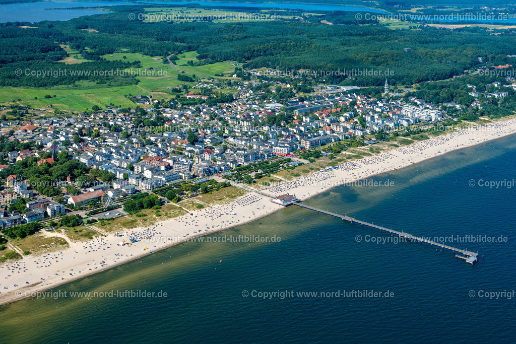 Ahlbeck_Kaiserbad_Usedom_ELS_7676100822 | SEEBAD HERINGSDORF 10.08.2022 Sand und Strand- Landschaft an der Seebrücke der Ostsee in Seebad Heringsdorf auf der Insel Usedom im Bundesland Mecklenburg-Vorpommern. Weiterführende Informationen bei: Gemeinde Ostseebad Heringsdorf. // Sand and beach landscape on the pier of Baltic Sea in Seebad Heringsdorf on the island of Usedom in the state Mecklenburg - Western Pomerania. Further information at: Gemeinde Ostseebad Heringsdorf. Foto: Martin Elsen