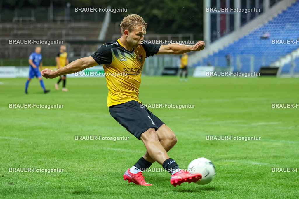SB_KFCBAU_20250815_6117.JPG -  - KFC Uerdingen - SF Baumberg - Oberliga Niederrhein | Krefeld, Deutschland, 15.08.25: Alexander Lipinski (KFC Uerdingen) in Aktion, am Ball, Einzelaktion während des Oberliga Niederrhein Spiels zwischen KFC Uerdingen - SF Baumberg in der Grotenburg Stadion am 15. August 2025 in Krefeld, Deutschland. (Foto von Stefan Brauer/Brauer-Fotoagentur)