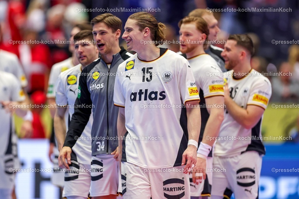 EHF22012601177 | 22.01.2026, Handball, Men's EHF EURO 2026, Deutschland - Portugal, Jyske Bank Boxen in Herning, Dänemark, Main Round: Abschlussjubel nach dem deutschen SIeg gegen Portugal. xgt17  Rune Dahmke (Germany #34)  Juri Knorr (Germany #15)  Tom Kiesler (Germany #30)  Lukas Mertens (Germany #36) jubelnd auf dem Spielfeld 