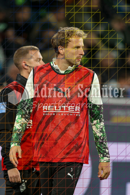 Borussia Mönchengladbach vs SC Freiburg - Bundesliga  | Mönchengladbach, Deutschland, 05.10.25:   Marvin Friedrich (Borussia Mönchengladbach)  schautwaehrend des Spiels der Bundesliga zwischen Borussia Mönchengladbach vs SC Freiburg im Stadion im Borussia Park(Foto von Brauer-Fotoagentur / Adrian Schlueter)