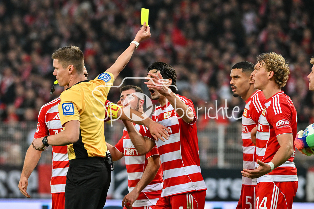 1. FC Union Berlin - FC Bayern München | berlin, DEUTSCHLAND - 8. NOVEMBER: Referee Dr. Florian EXNER zeigt Diogo LEITE (Union Berlin 4) die gelbe Karte während dem Bundesligamatch zwischen dem 1. FC Union Berlin und dem FC Bayern München am 10. Spieltag im Stadion an der alten Försterei am 8. November 2025 in Berlin, Germany / DFL REGULATIONS PROHIBIT ANY USE OF PHOTOGRAPHS AS IMAGE SEQUENCES AND/OR QUASI-VIDEO