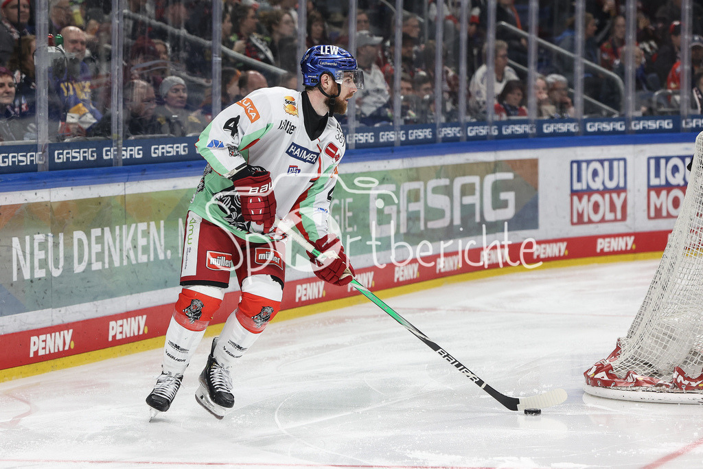 Eisbären Berlin - Augsburger Panther | am Puck Jordon SOUTHORN (AEV #4) / Freisteller / Einzelfoto