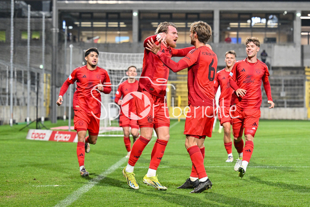 FC Bayern Amateure - SpVgg Greuther Fürth II | Jubel nach dem Treffer zum 1-0 durch Steve BREITKREUZ (FC Bayern München II #5) / Tor / Freude / Torschuetze / Regionalliga Bayern: FC Bayern Muenchen II - SpVgg Greuther Fuerth II, Gruenwalder Stadion am am 29.10.2024
