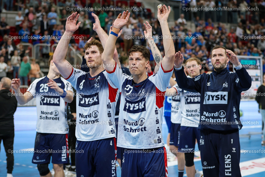 Due1HBL02062401059 | 02.06.2024, Handball, Düsseldorf, PSD-Bank Dome, Liqui Moly Handball Bundesliga, Spieltag 34, Saison 2023 2024, Bergischer HC - SG Flensburg-Handewitt: Abschlussjubel nach dem 40:30 Sieg des - SG Flensburg-Handewitt. Die Mannschaft steht jubelnd auf dem Spielfeld und bedankt sich bei den zahlreichen Fans.