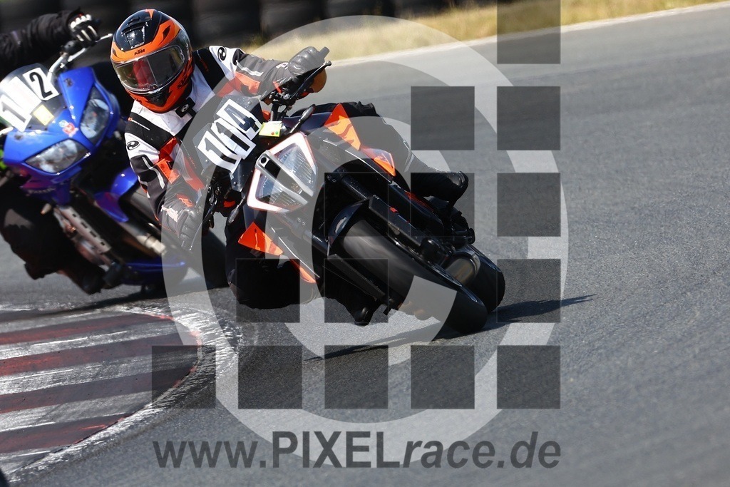 0114-PXR31827 | Schöne Erinnerungen an spannende Momente - das festzuhalten ist unser Job. PIXELrace.de ist seit 2003 auf den Rennstrecken Europas unterwegs um die Action draußen beim Fahren und die wunderbare Stimmung imm Fahrerlager für euch einzufangen.
