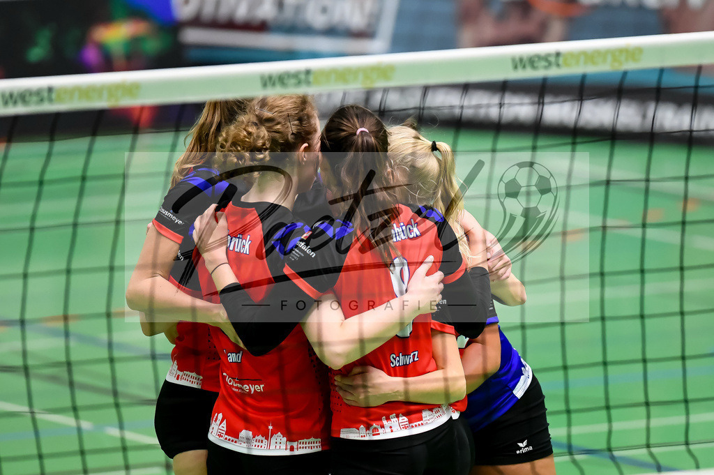 VCOBWA20211106_126 | Volleyball, Frauen:   bei dem Spiel der 3. Liga West zwischen VC Osnabrueck und SV BW Aasee in der Schlosswallhalle am 06.11.2021 in Osnabrueck, Deutschland. - Realisiert mit Pictrs.com