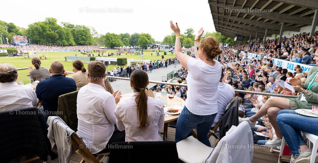 TH_Übersicht Massen_8517 | Deutsches Spring- und Dressur-Derby 2023 am 21.05.23 in Hamburg, Derby Platz Klein Flottbek, Thomas Hellmann, _H_R1998