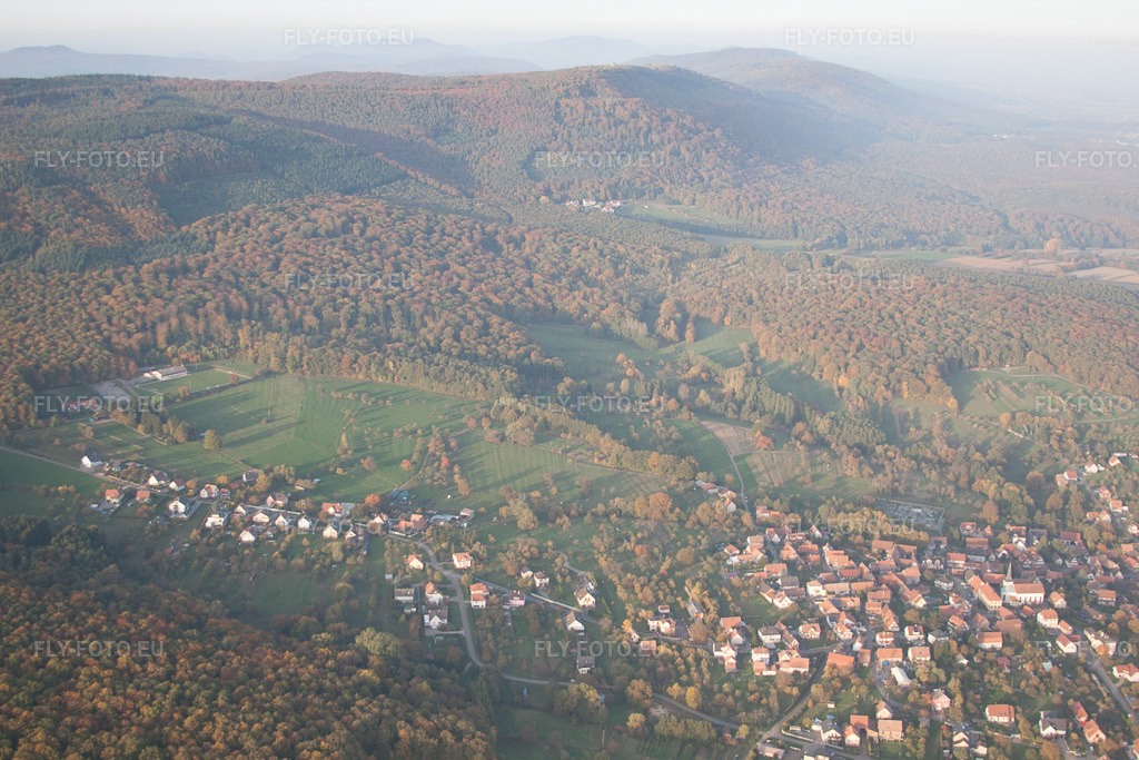 Vue aérienne: Vue de la ville à Preuschdorf dans le département Bas Rhin, France – .Photo: IMG_54228.jpg prise le 21/10/2012 par Werner Riehm/FLY-FOTO.eu – Résolution de l'original: 4752 x 3168 px
