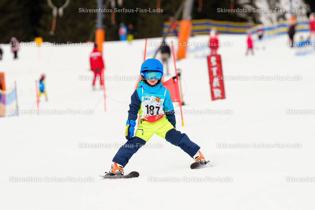 SRF_02.01.2026_0220 | Skirennfotos,Serfaus,Fiss,Ladis,Kinderskirennen,Winter,Tirol,Oberland,skirace,SFL,feelfree,weil wir's genießen,ski,Ski,skifahren,Sonnenplateau, - Realisiert mit Pictrs.com