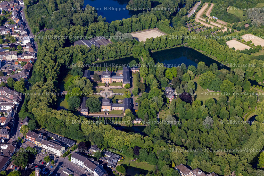 Luftbild Mönchengladbach-Wichrath-3548 | Luftbildfotografie und Luftbild Gelände des Wasserschloß Schloss Wickrath im gleichnamigen Stadtteil von Mönchengladbach im Bundesland Nordrhein-Westfalen - Realisiert mit Pictrs.com