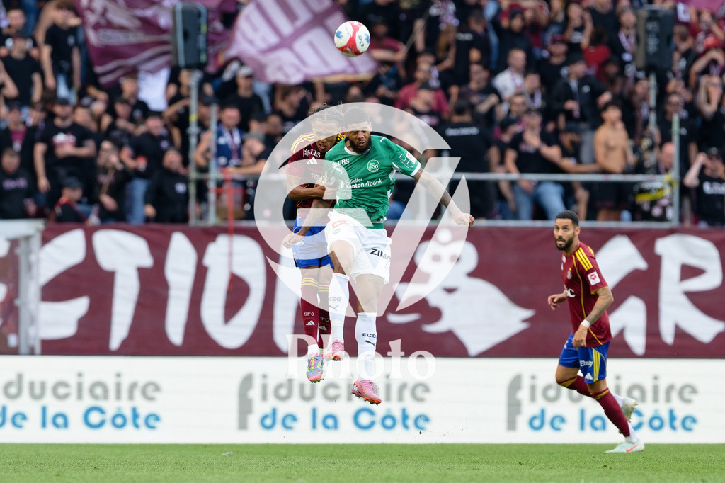 Brack Super League - Servette FC v FC Saint-Gall | Loun Srdanovic (2 Servette FC) and Willem Geubbels (9 FC Saint-Gall) battle for the ball (duel)  during the Brack Super League match between Servette FC and FC Saint-Gall at Stade de Geneve in Geneva, Switzerland