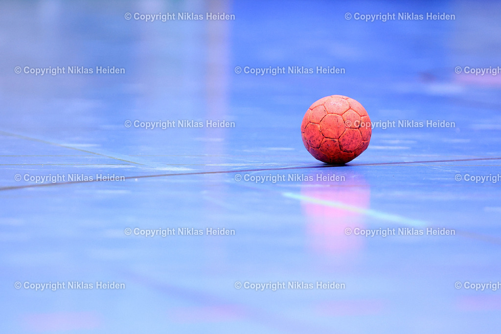 NH_TSVAltenholz_FuechseBerlinII_HandballMaenner3Liga_02052026 | Ein Handball auf dem Hallenboden.Handball I Herren I  3. Liga Männer - Staffel Nord-Ost I Saison 2025-2026 I 29. Spieltag I TSV Altenholz - Füchse Berlin Reinickendorf II I 02.05.2026 I Edgar-Meschkat-Halle