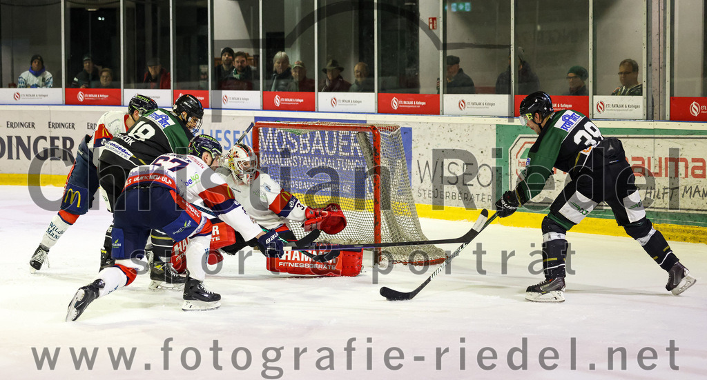 2023-02-19_125_TSV_Erding_gegen_VfE_Ulm-Neu-Ulm | Erding, Deutschland, 19.02.2023:
Eishockey, Bayernliga Meisterrunde Gruppe B 2022 / 2023, 5. Spieltag, TSV Erding gegen VfE Ulm/Neu-Ulm, Endergebnis: 

Mark Waldhausen (Erding Gladiators, #27), Daniel Krzizok (Erding Gladiators, #18), Simon Klinger (VfE Ulm/Neu-Ulm e. V., #67), Torwart David Heckenberger (VfE Ulm/Neu-Ulm e. V., #3), Thomas Plihal (Erding Gladiators, #39)

Foto: Christian Riedel / fotografie-riedel.net
