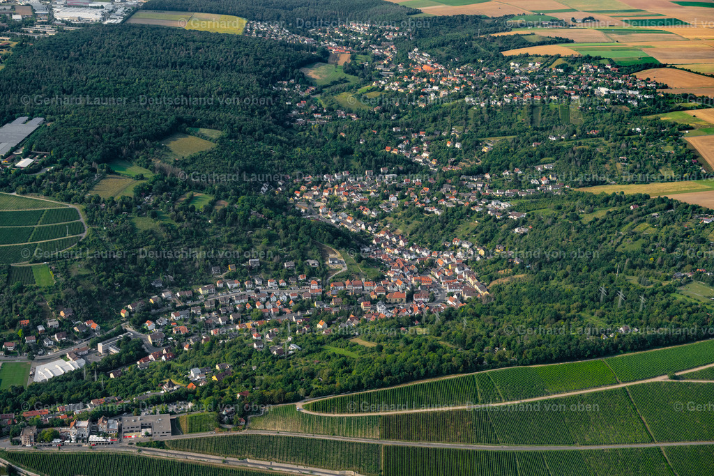 4047882 | UNTERDüRRBACH 21.08.2021 Von Wald und Forstgebieten umgebener Ortskern der Straßen und Häuser und Wohngebiete in Unterdürrbach im Bundesland Bayern, Deutschland. // Surrounded by forest and forest areas center of the streets and houses and residential areas in Unterduerrbach in the state Bavaria, Germany. Foto: Gerhard Launer