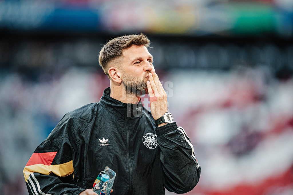 Fußball | Herren | UEFA-Fußball-Europameisterschaft 2024 | MD1 | Gruppe A | Deutschland vs. Schottland | 14.06.2024 | Niclas Füllkrug (#9, Deutschland) mit einem Kuss an die Fans vor dem Spiel