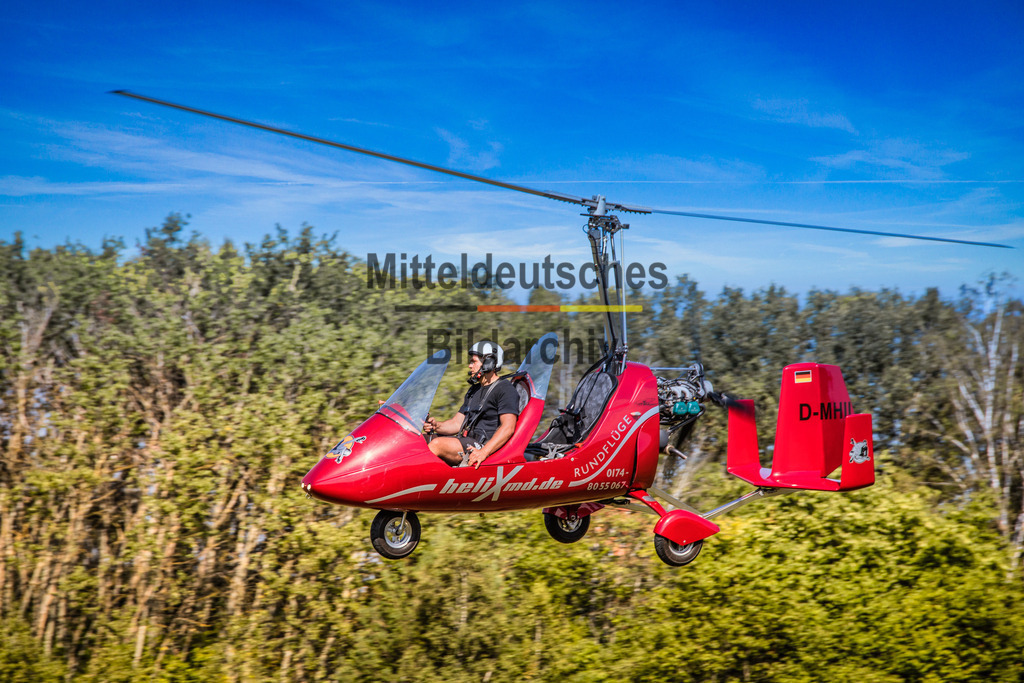Gyrokopter-7130 | Der Pilot in seinem Tragschrauber, auch Gyrokopter genannt - Realisiert mit Pictrs.com