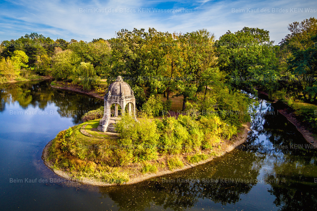 Luftbild Magdeburg Adolf-Mittag-See Marieninsel und Venustempel-0013 | Nur wenige Meter weiter erreichen wir die Marieninsel. Aus der Nähe wirkt sie wie eine kleine grüne Oase. Im Sommer ist sie von Wasser, Booten und viel Grün umgeben – ein ruhiger Ort, den viele Besucher und auch Hochzeitspaare fürs Fotoshooting schätzen. - Realisiert mit Pictrs.com