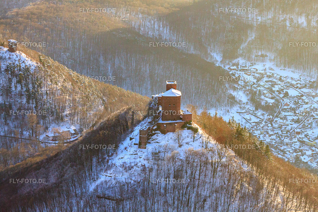 Burg Trifels im Schnee | Luftbild: Burg Trifels im Schnee in Annweiler am Trifels im Bundesland Rheinland-Pfalz in Deutschland. Foto: IMG_36392.jpg vom 03.01.2011 durch Werner Riehm/FLY-FOTO.de - Realisiert mit Pictrs.com