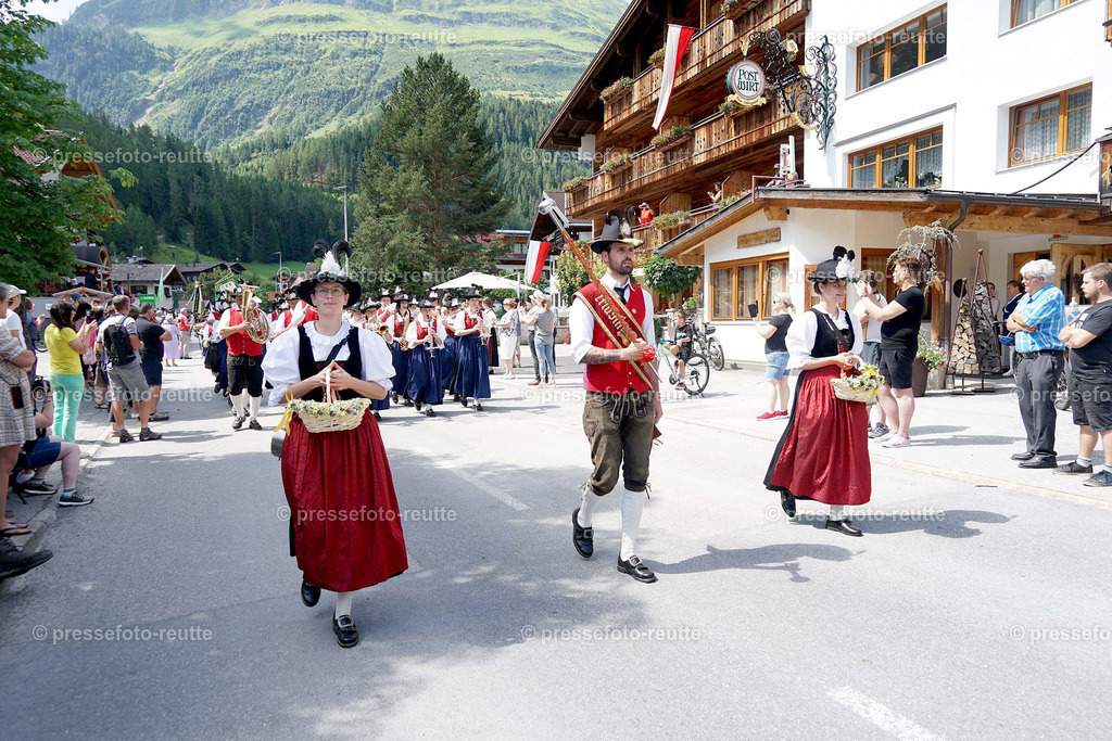 e20-news-2023-Juli23-Regimentsschuetzenfest3-Steeg-UMZUG_DORF-DSC07408 | Info aus dem Bezirk Reutte/Ausserfern Tirol sowie eine umfangreiche Bilddatenbank über die gesamte Region: Lechtal, Talkessel Reutte, Tannheimertal, Zwischentoren. Lech, Plansee, Zugspitze, Grenztunnel, B179, Fernpassstraße, Verkehr, Lawinen, Tradition, - Realisiert mit Pictrs.com