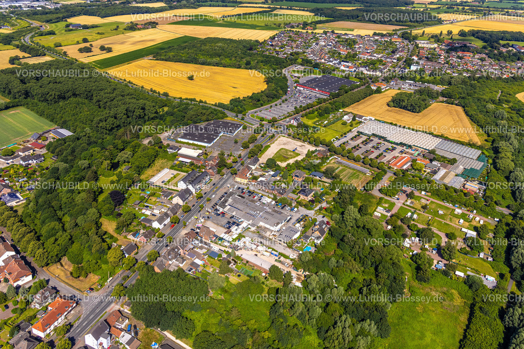 Hamm240705891 | Luftbild, Kaufland Supermarkt und Praktiker Baumarkt, Wohngebiet mit Wiesen und Feldern, Stadtbezirk Heessen, Hamm, Ruhrgebiet, Nordrhein-Westfalen, Deutschland