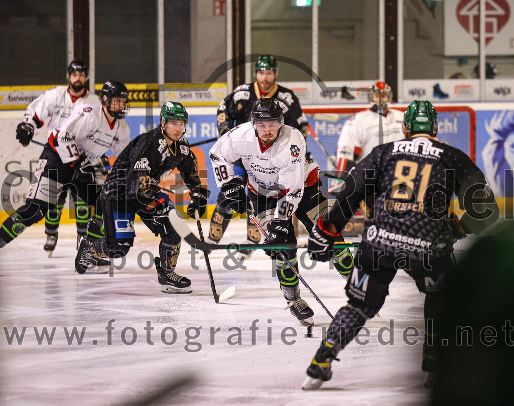 2024-03-08_003_TSV_Erding_gegen_EHC_Koenigsbrunn | Erding, Deutschland, 08.03.2024:
Eishockey, Bayernliga Playoffs 2023 / 2024, 1. Spieltag, TSV Erding gegen EHC Königsbrunn, Endergebnis: 3:0

Julian Becher (EHC Königsbrunn, #98), Maximilian Forster (Erding Gladiators, #81)

Foto: Christian Riedel / fotografie-riedel.net