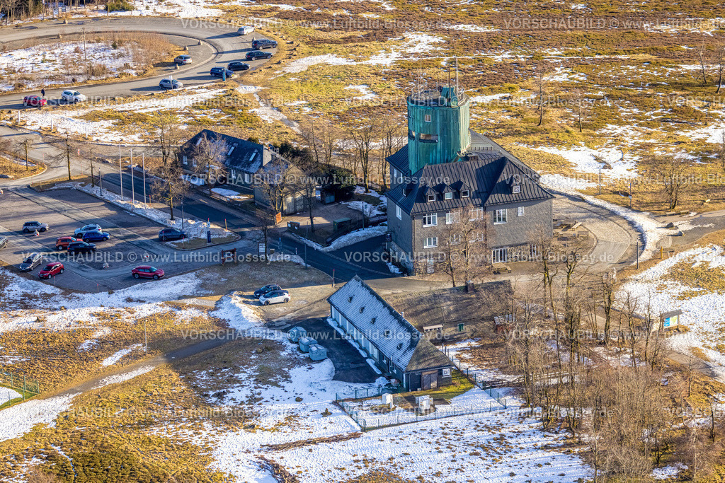 Winterberg260105123 | Luftbild, Bergkuppe mit Gipfelturm Kahler Asten in winterlicher Landschaft, Aussichtsturm mit Wetterstation und Hotel mit Restaurant, Winterberg, Sauerland, Nordrhein-Westfalen, Deutschland