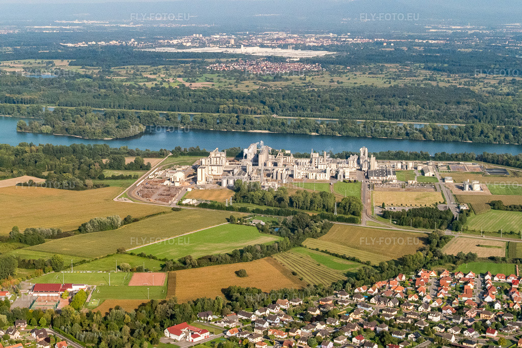 Vue aérienne: Solutions pharmaceutiques Catalent à Beinheim dans le département Bas Rhin, France – .Photo: P1000898.jpg prise le 15/09/2014 par Werner Riehm/FLY-FOTO.eu – Résolution de l'original: 5472 x 3648 px – Leading Global CDMO Pharma Solutions | Catalent